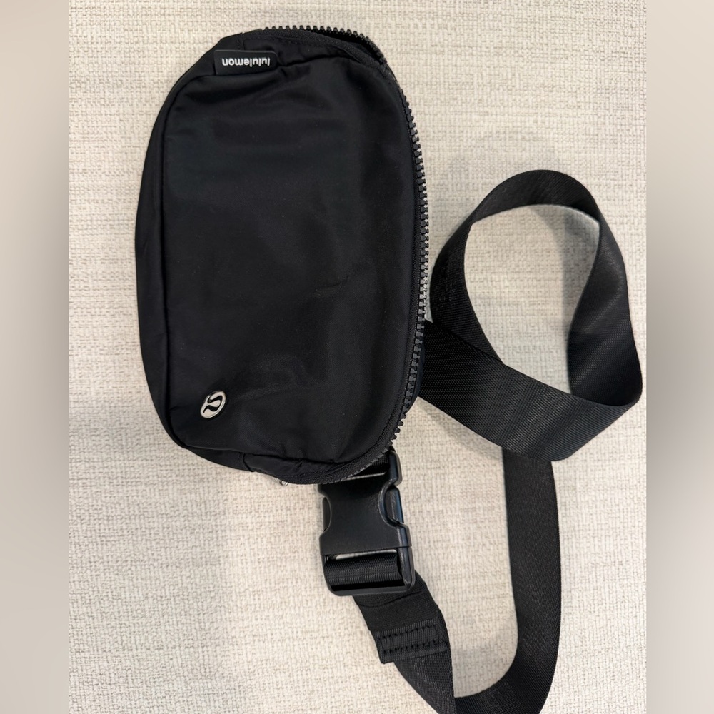 Lululemon Everywhere Belt Bag Black NEW 1L